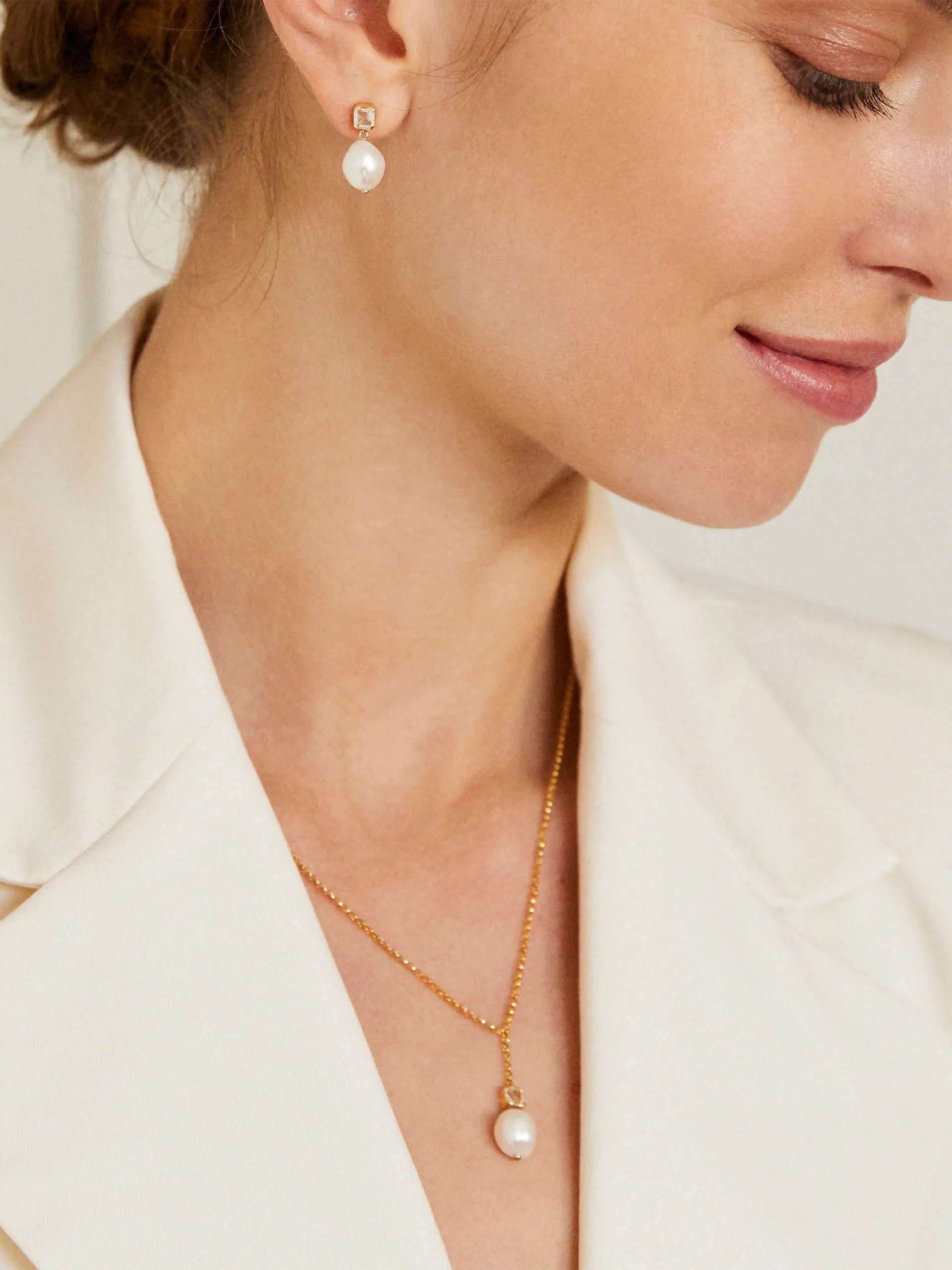 Bella baroque pearl necklace in gold and white topaz