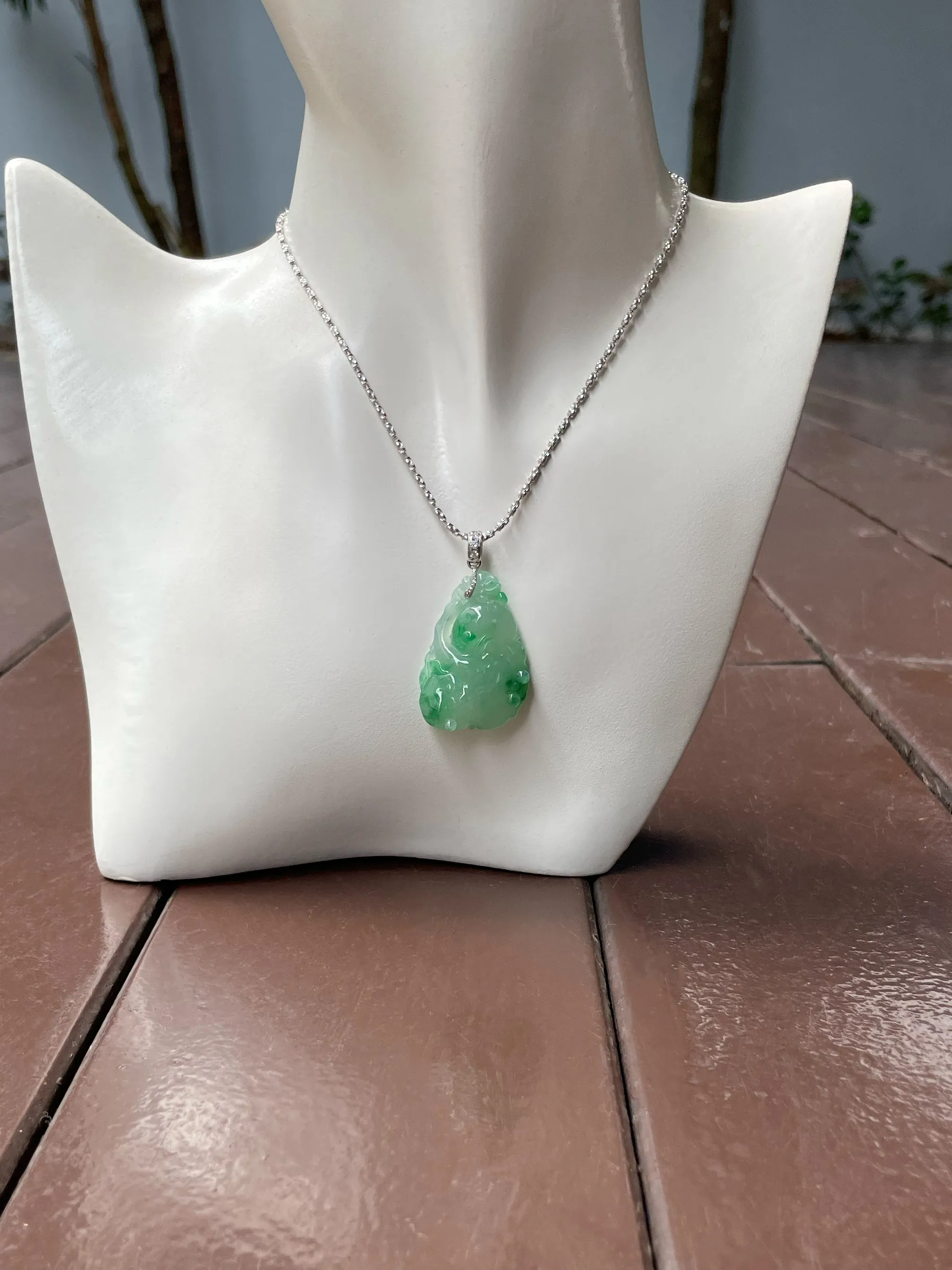 Green Jade Pendant -  Ruyi Carving (NJP019)